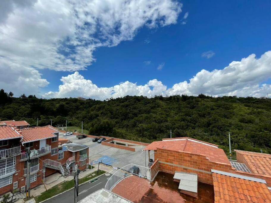 Comodo Casa A 19 Min Del Aeropuero Jmc Apartment Rionegro Luaran gambar